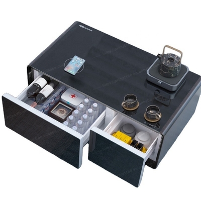 Une table basse en acier inoxydable, parfaite pour le centre commercial.