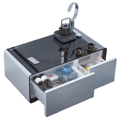 Une petite table basse avec réfrigérateur et charge sans fil