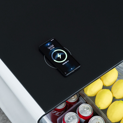 Table à café spécifique avec recharge sans fil et lecteur de musique dans un design moderne de luxe